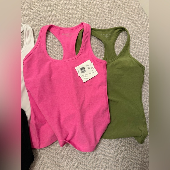 4 Women's beyond yoga Tank Set - Black, White, Pink, Green- medium EUC & NWT - Picture 5 of 6